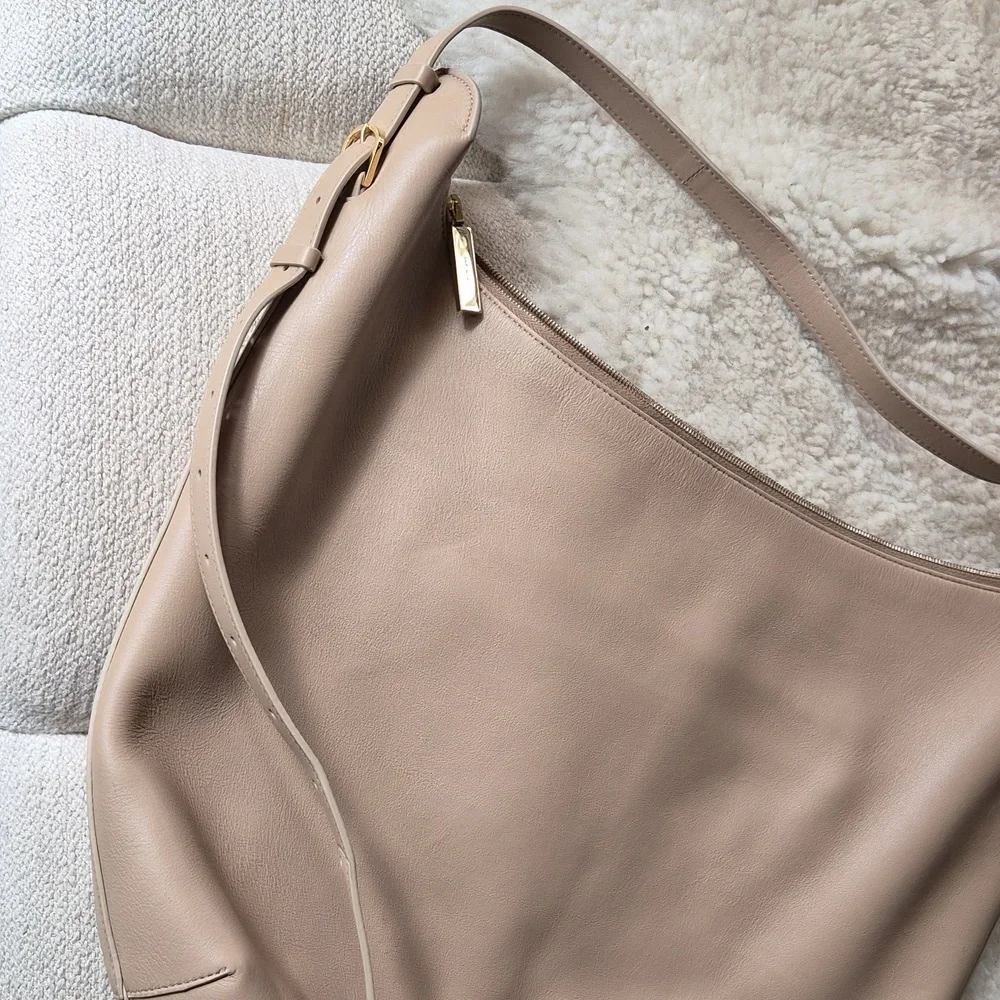 The ROW rare N/S Izzy in Lambskin Lux Neutral - Picture 3 of 8